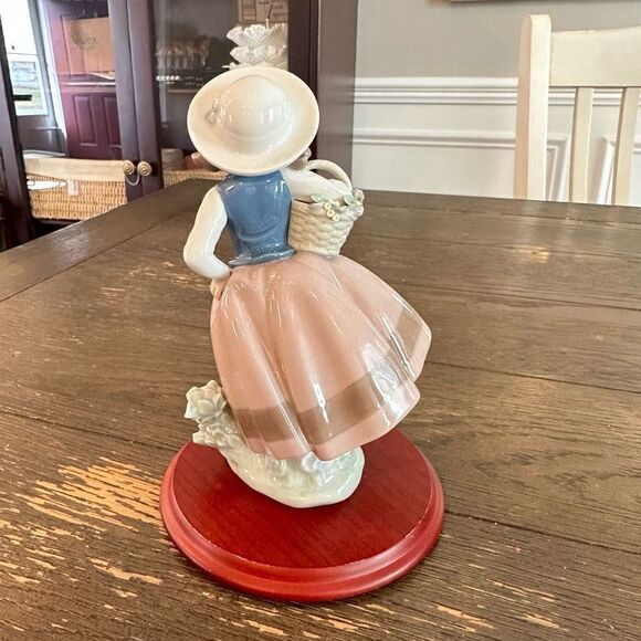 Lladro "Sweet Scent" #5221 Girl with Flower Basket Porcelain Figurine Daisa 1983 - Picture 5 of 8